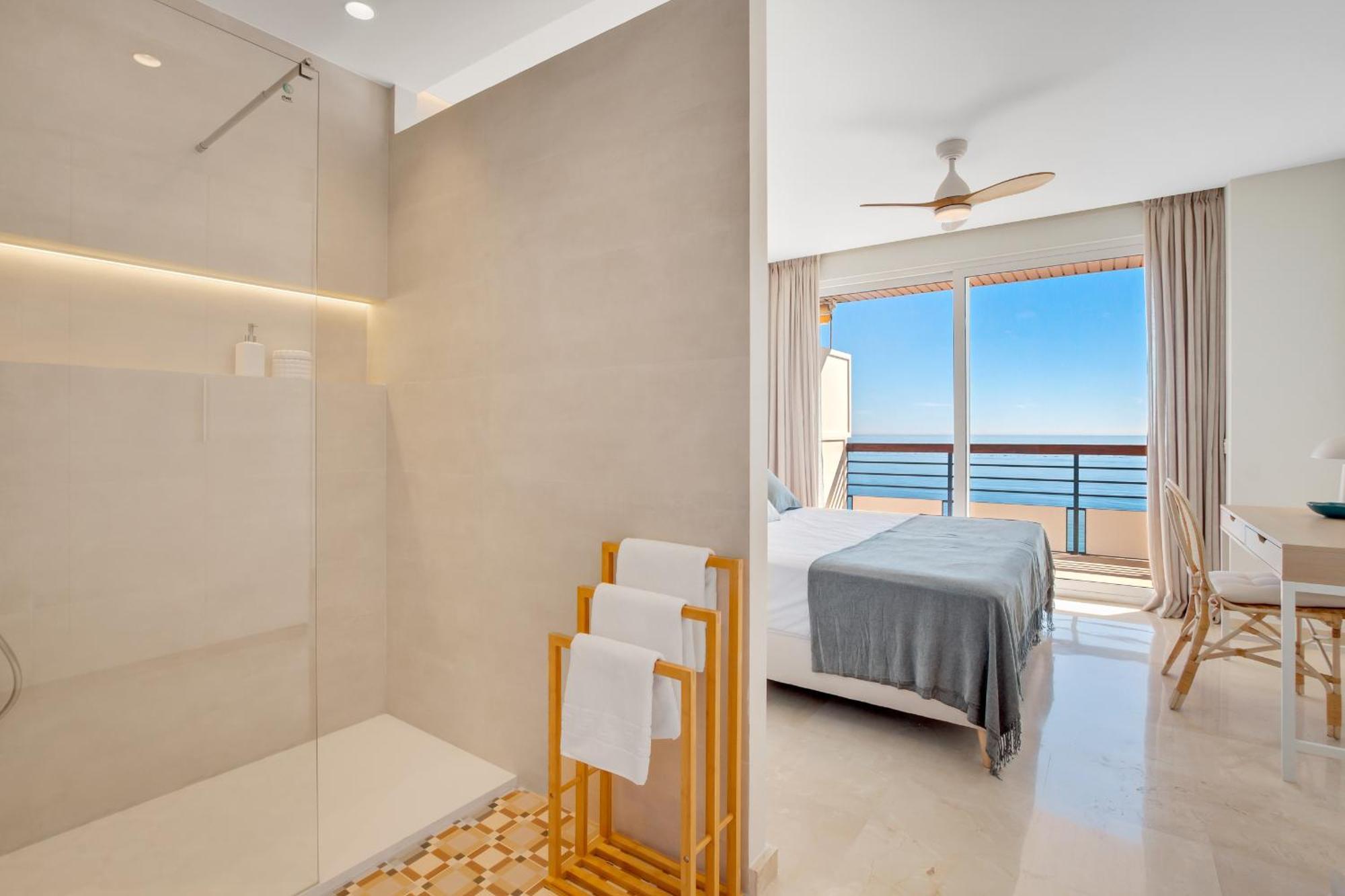 Santa Clara Modern & Exclusive Seafront Apartment Torremolinos Exteriör bild